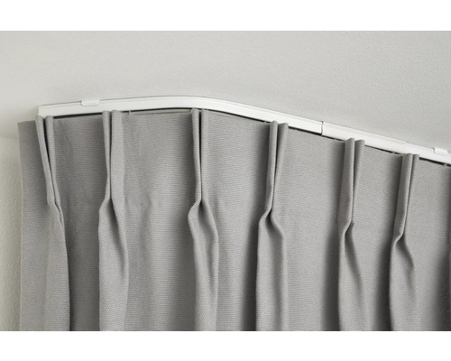 Grijs gordijn aan gordijnrail