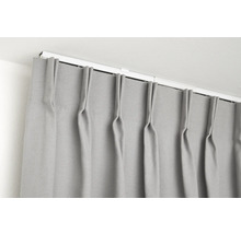 Gordijn in grijstint met plooihanging aan gordijnroede