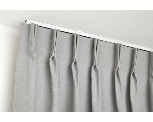 Gordijn in grijstint met plooihanging aan gordijnroede