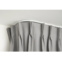 Grijs gordijn aan een witte gordijnrail