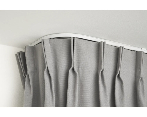 Grijs gordijn aan een witte gordijnrail