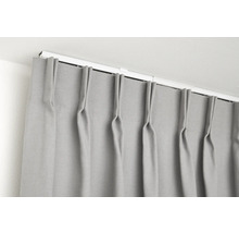 Grijs gordijn met plooihang aan een gordijnrail