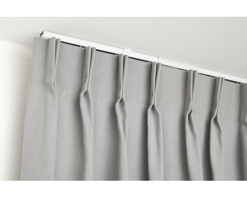Grijs gordijn met plooihang aan een gordijnrail