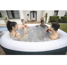 Opblaasbare whirlpool met vier personen die genieten van een drankje.
