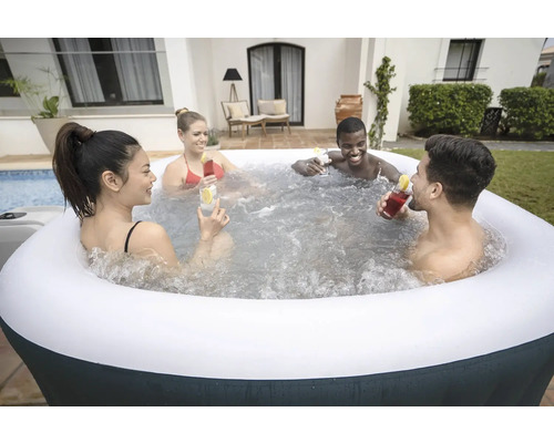 Opblaasbare whirlpool met vier personen die genieten van een drankje.