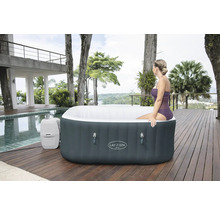 Opblaasbare Lay-Z-Spa bubbelbad met vrouw op houten terras