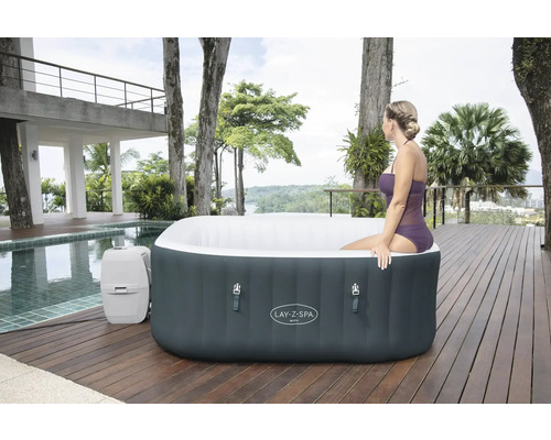 Opblaasbare Lay-Z-Spa bubbelbad met vrouw op houten terras