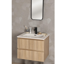 Badkamer met wastafelonderkast, wastafel, spiegel en badkamerbenodigdheden.