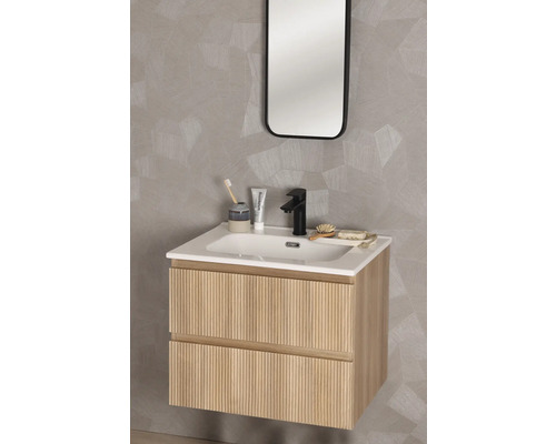 Badkamer met wastafelonderkast, wastafel, spiegel en badkamerbenodigdheden.