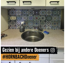 Keukenspoelbak met kraan en decoratieve wandtegel