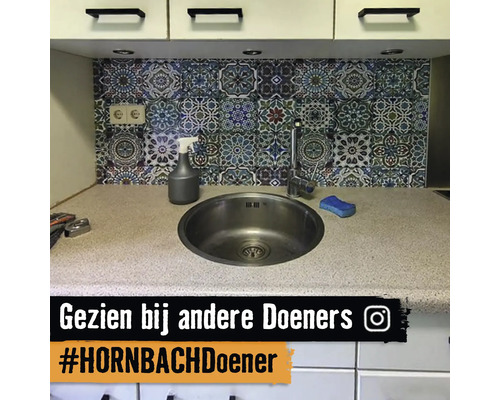 Keukenspoelbak met kraan en decoratieve wandtegel