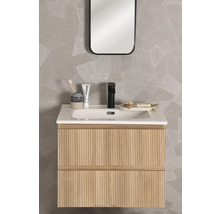 Badkamer met wastafelonderkast, opzetwastafel, spiegel en kraan