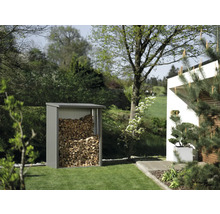 Houtopslag in de tuin gevuld met hout.