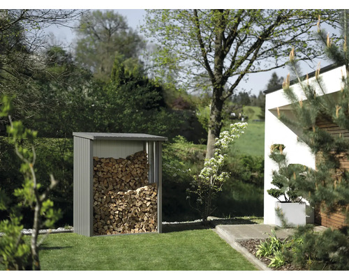 Houtopslag in de tuin gevuld met hout.