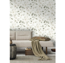 Woonkamer met bloemenbehang, bank, kussen en bijzettafel