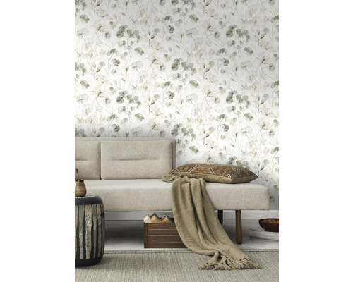 Woonkamer met bloemenbehang, bank, kussen en bijzettafel