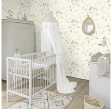 Lichte babykamer met wieg, commode, kledingkast en bloemenbehang