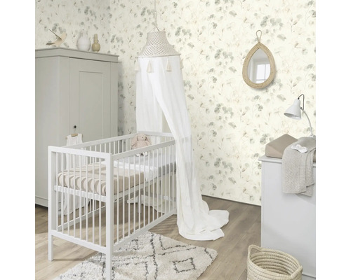 Lichte babykamer met wieg, commode, kledingkast en bloemenbehang