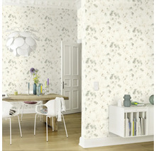 Lichte woonkamer met bloemenbehang, eettafel en dressoir