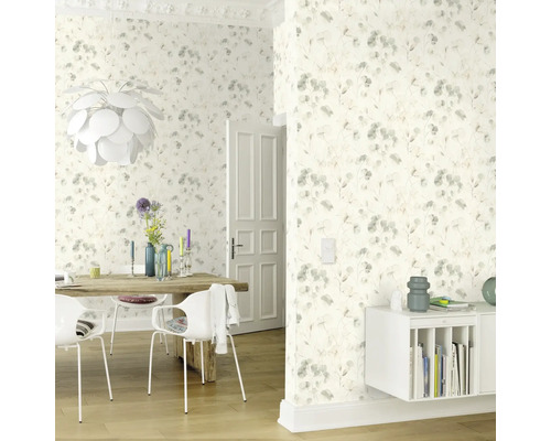 Lichte woonkamer met bloemenbehang, eettafel en dressoir