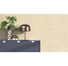 Decoratief interieur met dressoir, lamp en planten