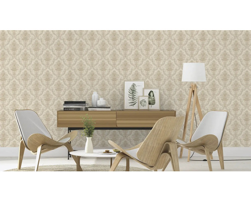 Woonkamer met patroonbehang, houten elementen en decoratieve accessoires voor een stijlvolle ambiance.