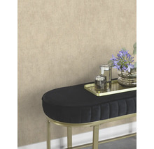 Decoratieve woonsfeer met bank, glazen en bloemenvaas