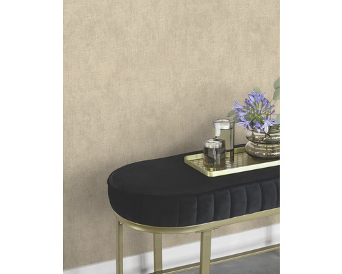 Decoratieve woonsfeer met bank, glazen en bloemenvaas