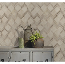 Decoratieve wand met geometrisch patroon en rustieke decoratieve elementen