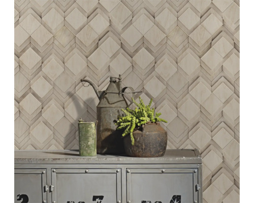 Decoratieve wand met geometrisch patroon en rustieke decoratieve elementen