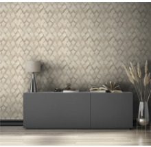 Woonkamer met dressoir, lamp en behang met patroon