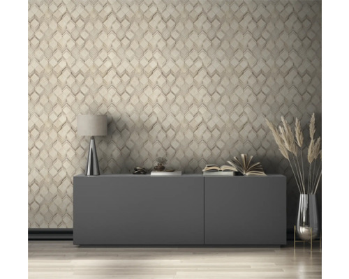 Woonkamer met dressoir, lamp en behang met patroon