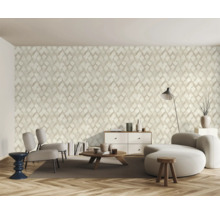 Woonkamer met patroonbehang, bank, tafel en stoel.