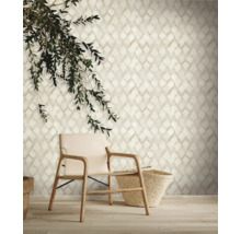 Interieurscène met stoel, mand en wandtegels met geometrisch patroon