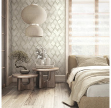 Slaapkamer met tweepersoonsbed, twee bijzettafels, papieren lampen en een wand met patroon