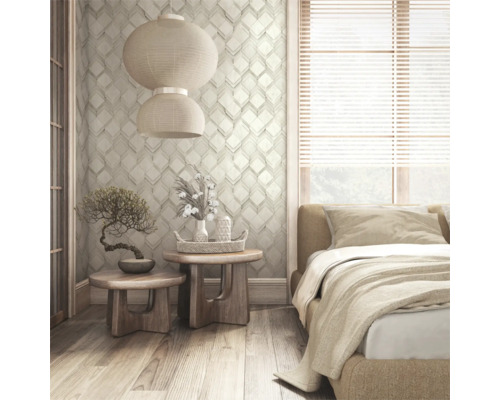 Slaapkamer met tweepersoonsbed, twee bijzettafels, papieren lampen en een wand met patroon