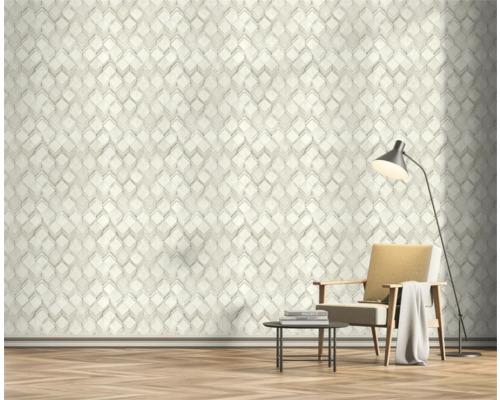 Woonkamer met geometrisch behang, fauteuil en vloerlamp.