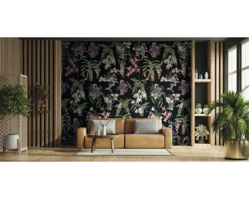 Decoratieve woonkamer met bank, planten en bloemenbehang