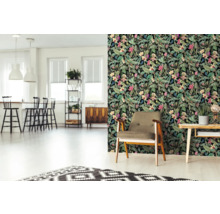 Woonkamer met jungle behangpatroon en retro decoratie