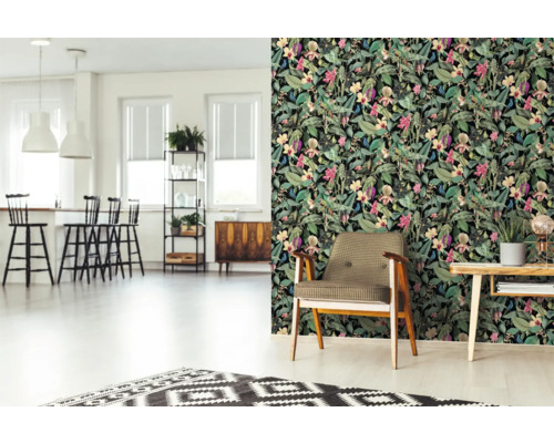 Woonkamer met jungle behangpatroon en retro decoratie