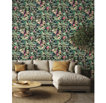 Woonkamer met een behang met bloem- en bladerenmotieven en een bank