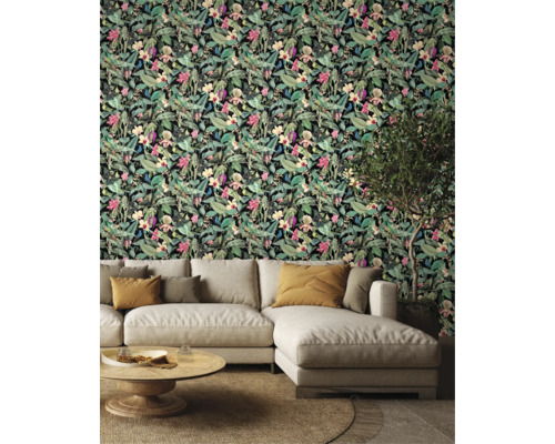 Woonkamer met een behang met bloem- en bladerenmotieven en een bank