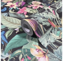 Een rol behang met een bloemmotief en vogelafbeeldingen.