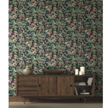 Kamer met een donker bloemenbehang, een houten dressoir en enkele decoratieartikelen.