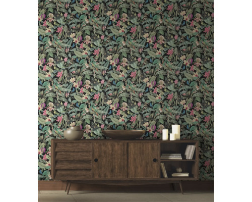 Kamer met een donker bloemenbehang, een houten dressoir en enkele decoratieartikelen.
