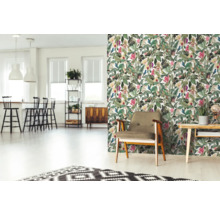 Woonkamer met junglebehang met patroon, fauteuil en houten tafel