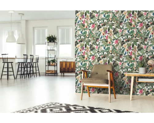 Woonkamer met junglebehang met patroon, fauteuil en houten tafel