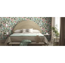 Slaapkamer met tweepersoonsbed, rotan hoofdeinde en bloemenbehang