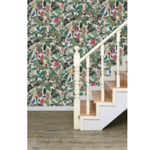 Behang met bloemen-, bladeren- en vogelpatroon in een trappenhuis.