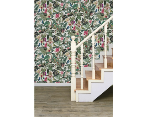 Behang met bloemen-, bladeren- en vogelpatroon in een trappenhuis.